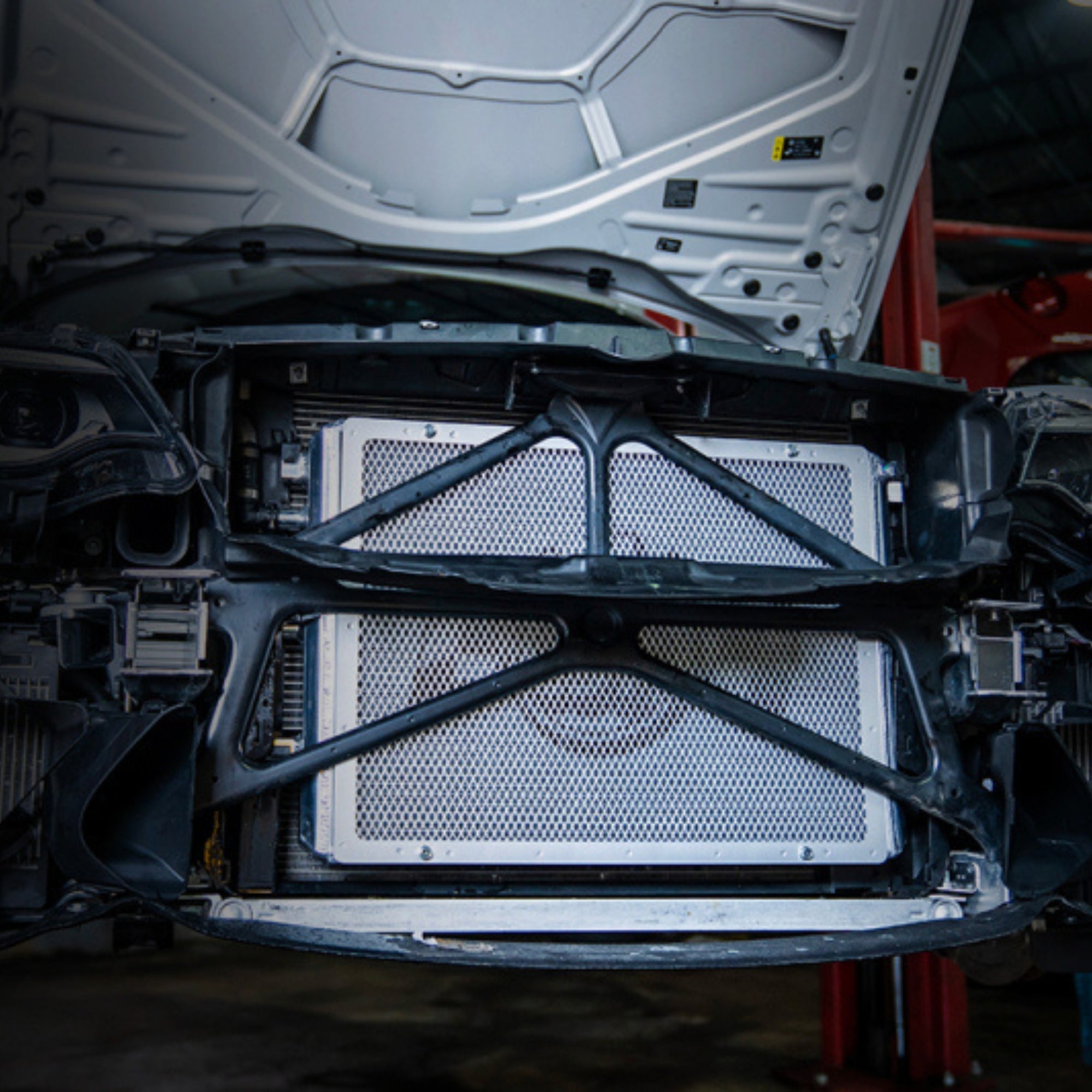 Car engine compartment with a focus heat exchanger mounted