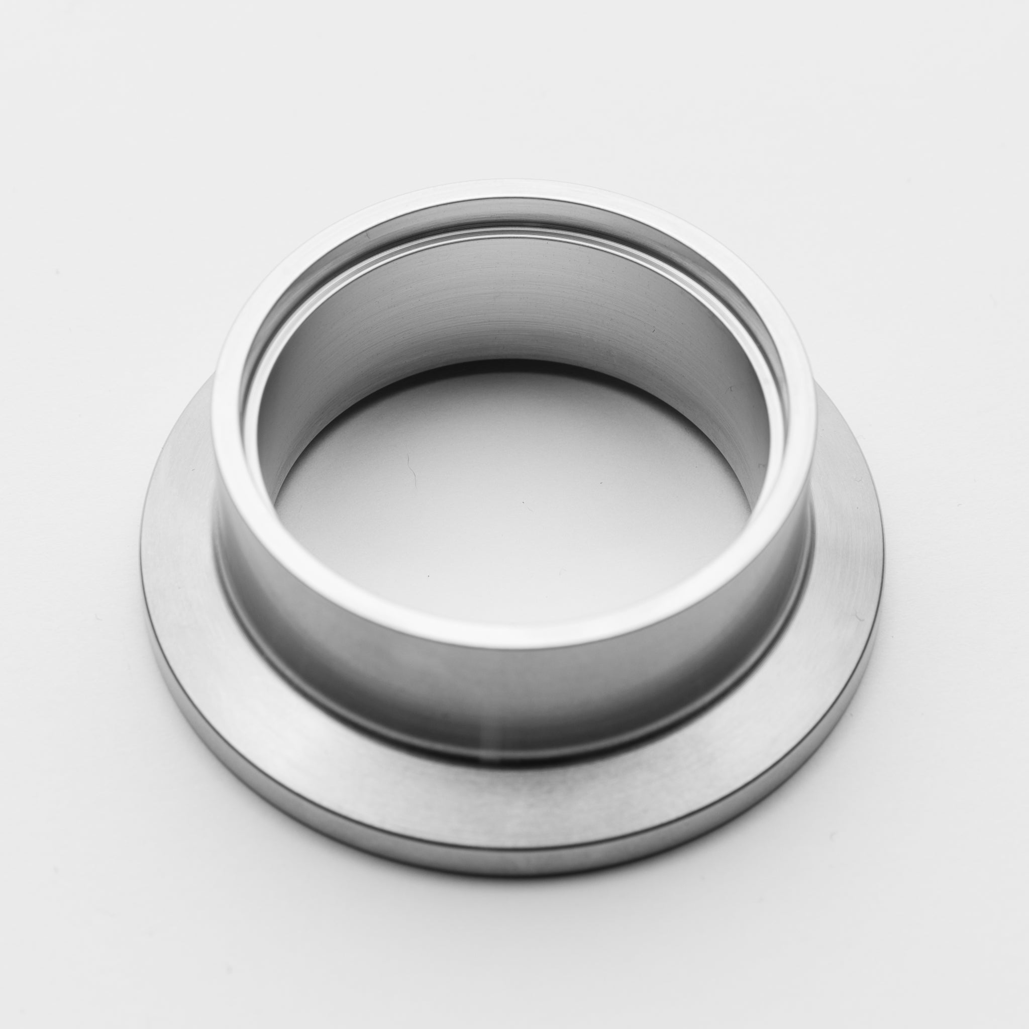 Metallic V-Band Ferrule Male on a light gray background